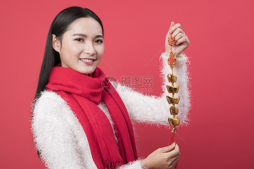 拿着金元宝的女性新年人像图片