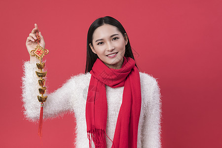 拿着金元宝的女性新年人像图片