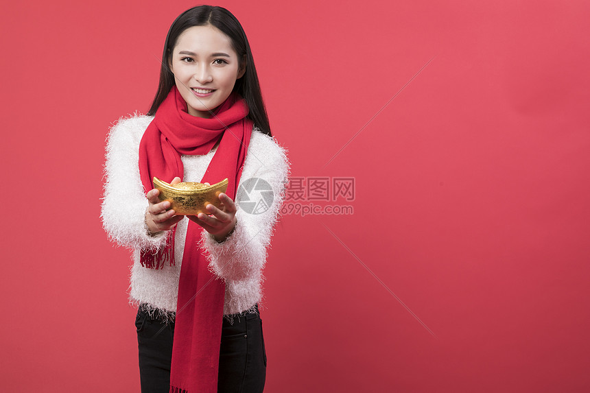 拿着金元宝的女性新年人像图片