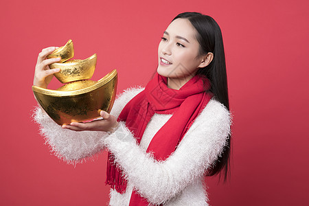 拿着金元宝的女性新年人像图片