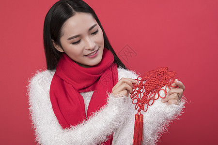 拿着中国结的女性新年人像图片