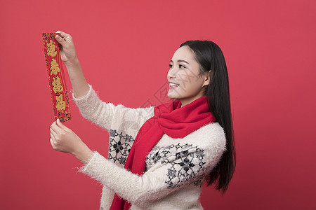 拿着新年装饰的女性新年人像背景图片