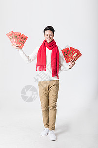 新年人像男性双手拿红包背景图片
