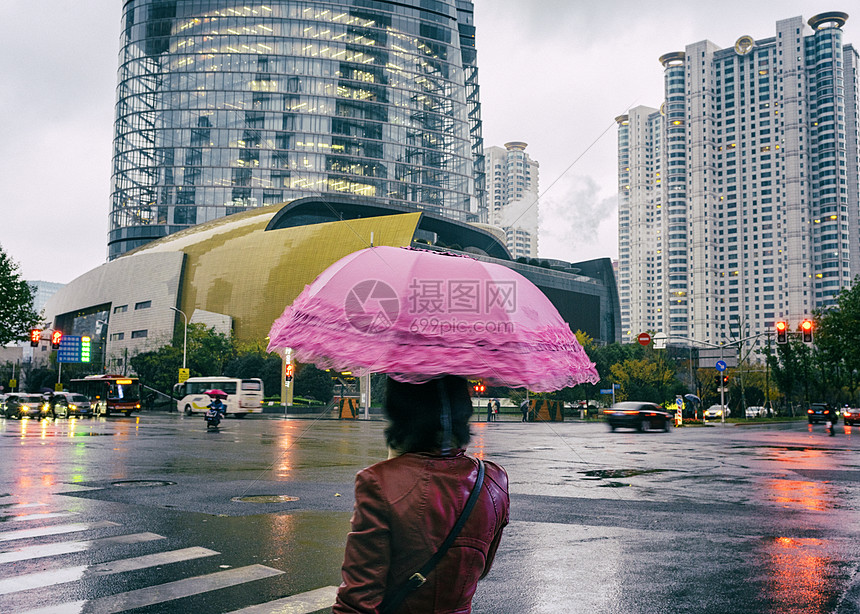 下雨天行色匆匆的图片