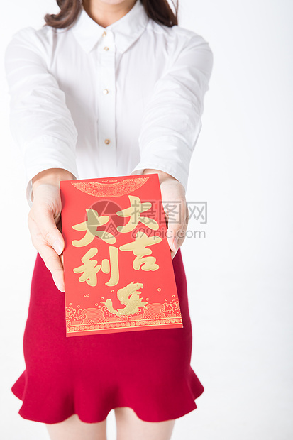 新年商务女性手拿红包特写图片