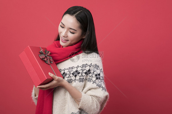 手拿礼物盒子的新年女性图片