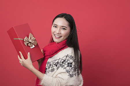 手拿礼物盒子的新年女性背景图片