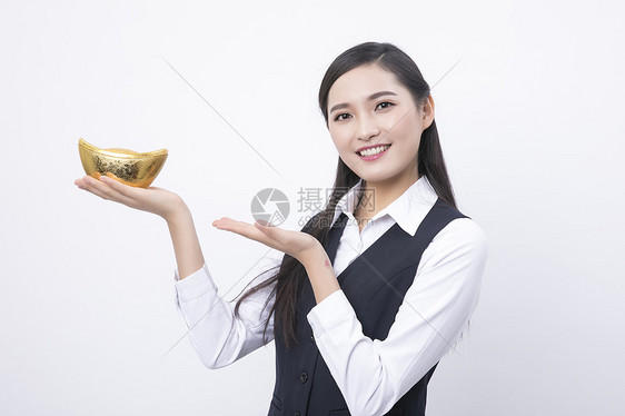 手拿金元宝的职业女性图片