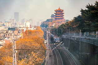 火车与武汉黄鹤楼图片