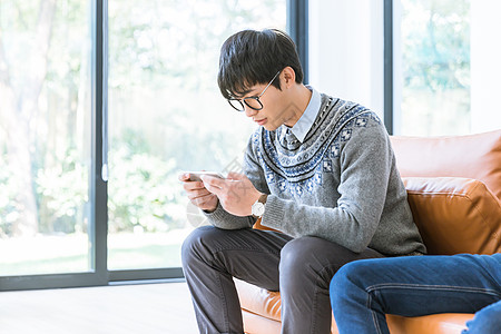 男孩玩手机图片