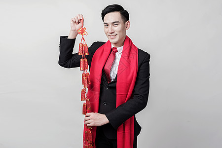 商务人士手持鞭炮背景图片