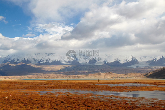 新疆雪山图片