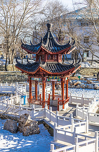 中式园林雪中的亭子图片