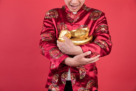 中国风自强不息新年男性抱着金元宝背景
