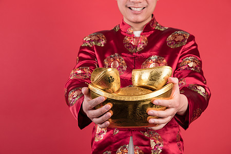 新年男性抱着金元宝图片素材