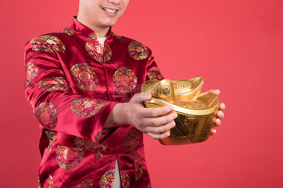 新年男性抱着金元宝图片