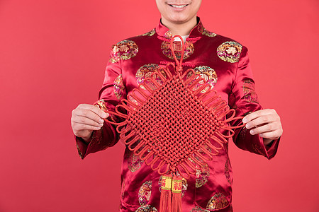 新年男性手拿中国结图片