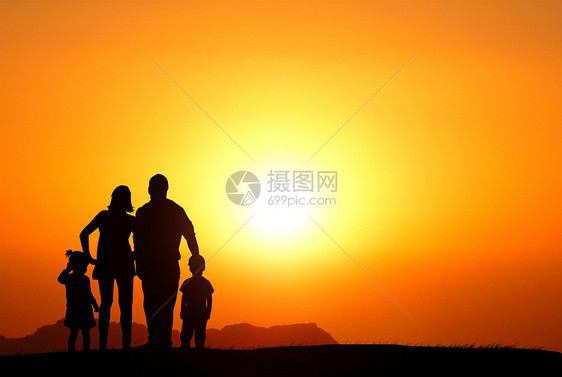 夕阳下家庭剪影图片