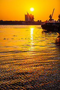 码头夕阳余晖图片