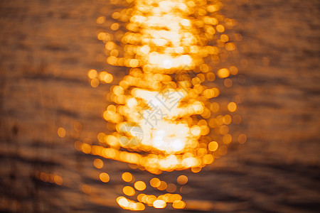 水面夕阳光斑图片
