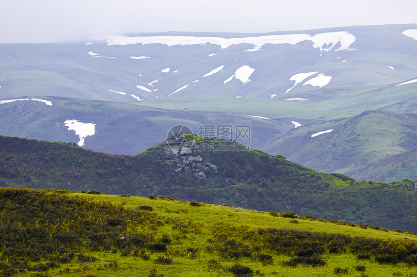 新疆塔城山脉草场雪山图片