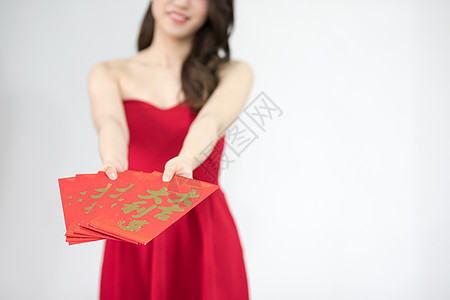 年轻女性新年发红包背景图片