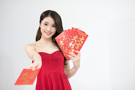 喜庆的连衣裙年轻女性新年发红包背景