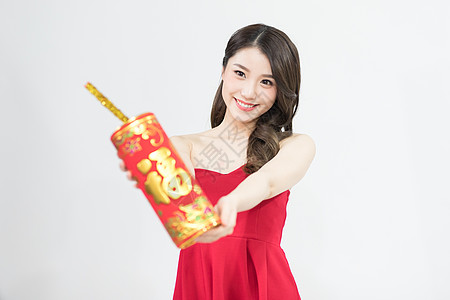 手拿鞭炮的新年女性图片素材
