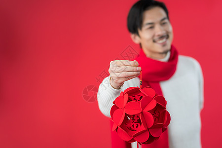 男性手拿新年装饰品背景图片