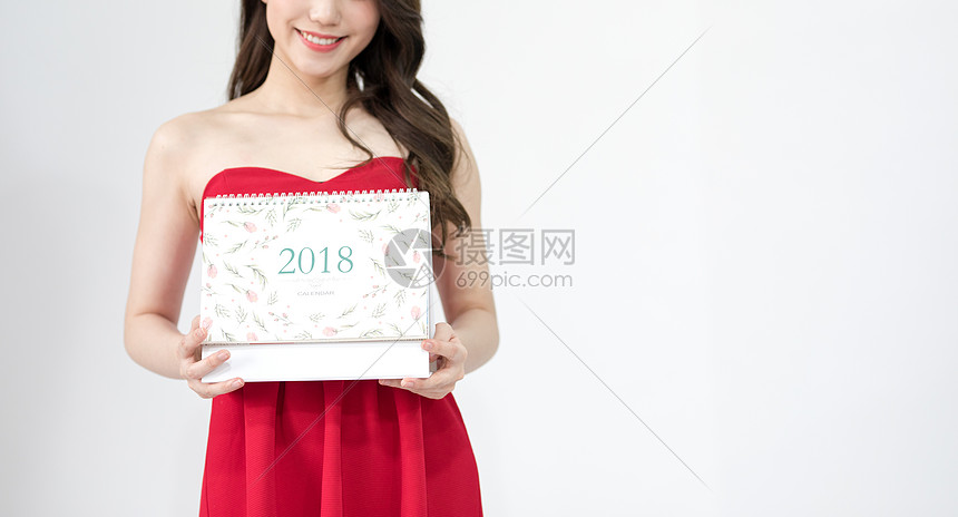 ‘~拿着新年台历年轻小美妞  ~’ 的图片