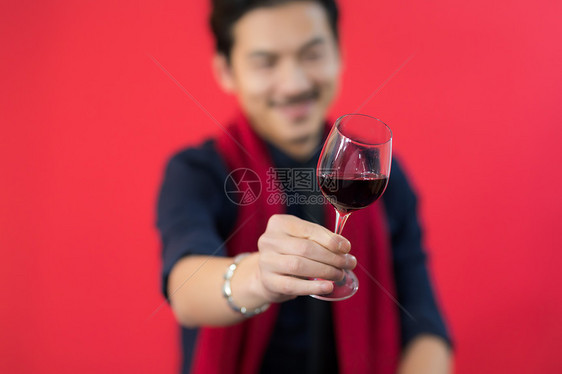 男性手拿红酒杯图片