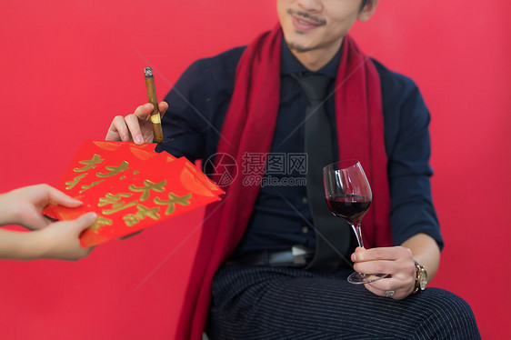 男性手拿红酒红包图片