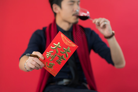 男性手拿红酒红包背景图片