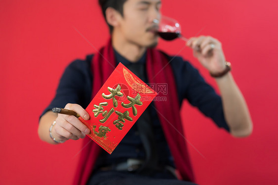 男性手拿红酒红包图片