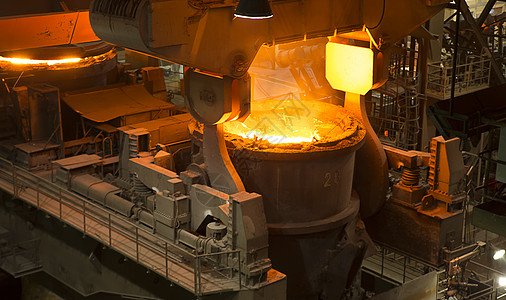 绿色现代钢铁是怎样炼成的背景