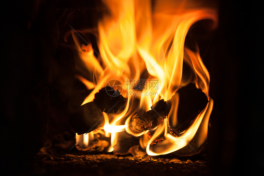燃烧的柴火图片
