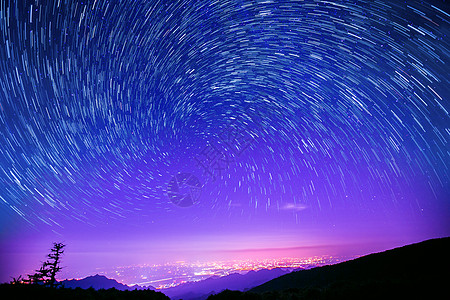 奥地利旅游风光夜空中的星轨设计图片