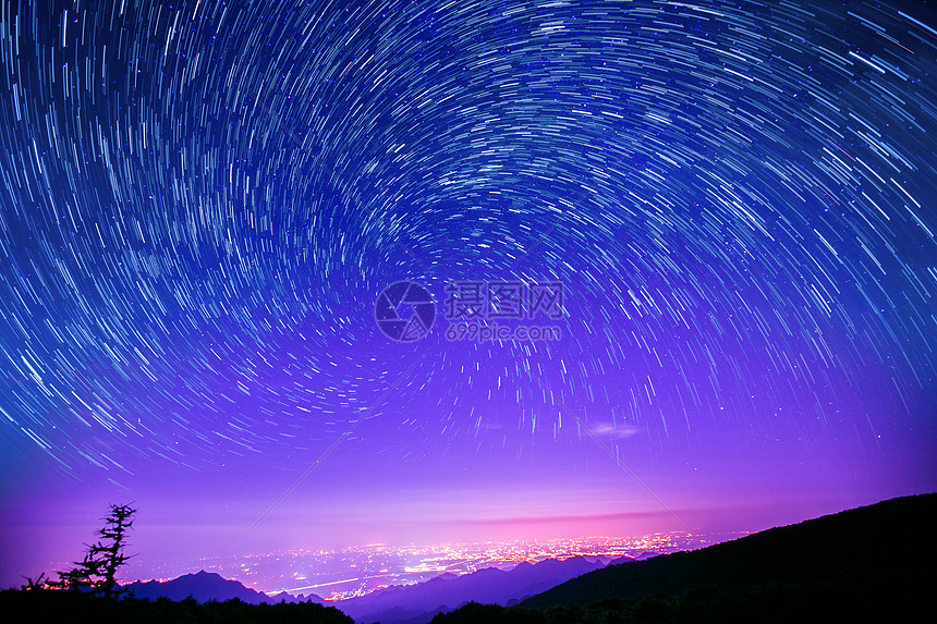 夜空中的星轨图片