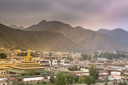 日照充足甘南拉卜楞寺远观金顶背景