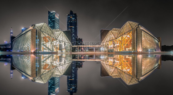 深圳音乐厅和图书馆的夜景图片