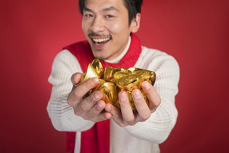 新年男士手拿金元宝图片