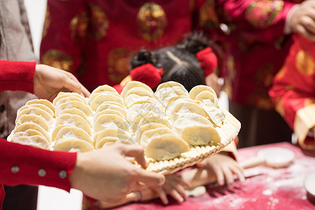 爷爷奶奶教孩子包饺子图片