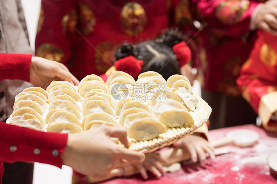 爷爷奶奶教孩子包饺子图片