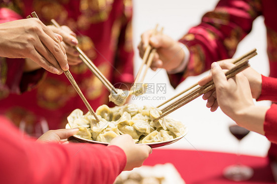 年夜饭团圆饭吃饺子特写图片