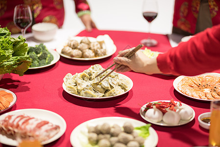 年夜饭团圆饭吃饺子特写背景图片