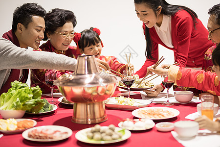 新年一家人团圆年夜饭团圆饭吃饺子特写背景