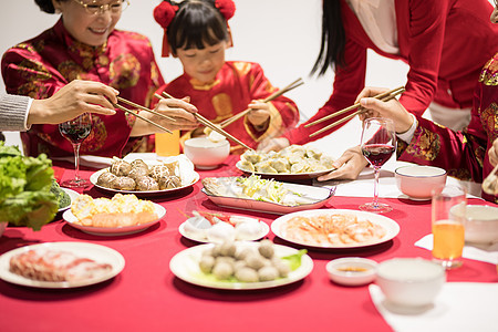 年夜饭团圆饭吃饺子特写背景图片