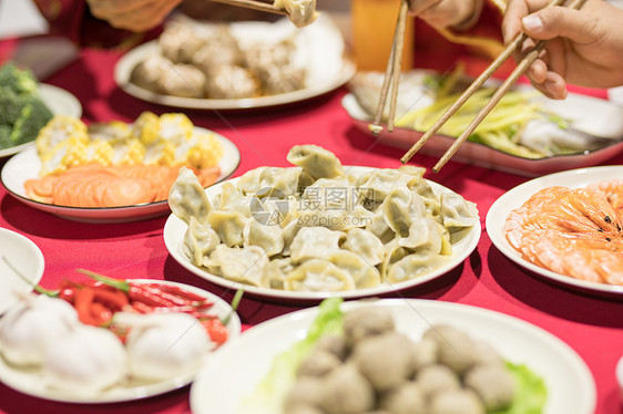 年夜饭团圆饭吃饺子特写图片