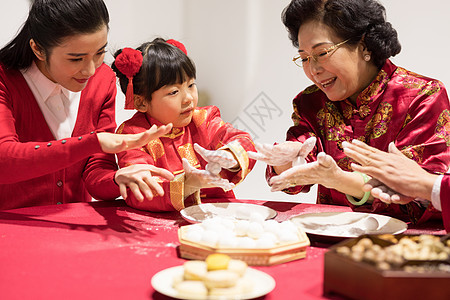 爷爷奶奶教孩子搓汤圆背景图片