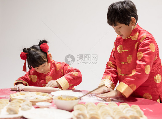 孩子学包饺子图片